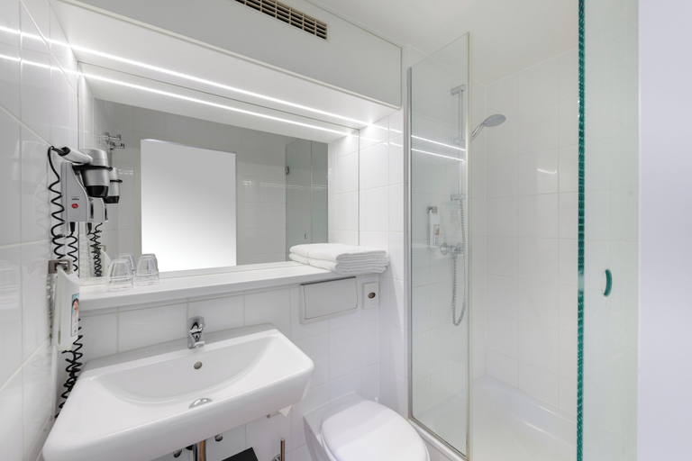 Bathroom 4, ibis Frankfurt Messe West, Frankfurt am Main