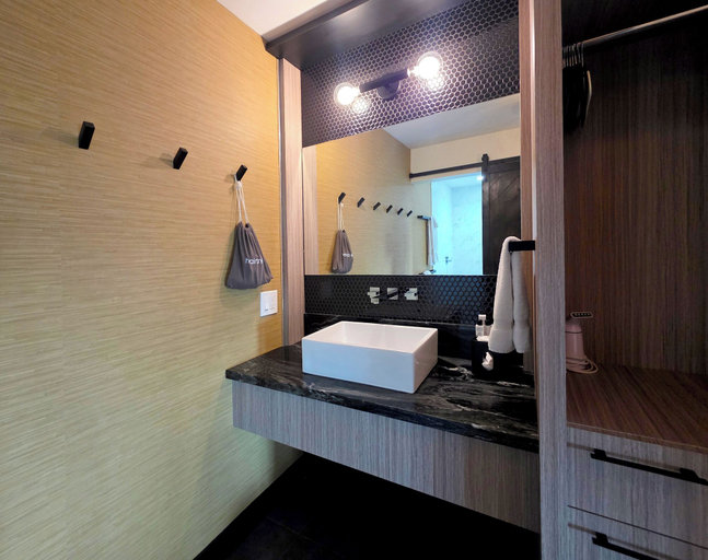 Bathroom 4, Mahala - 21 and Over, Riverside