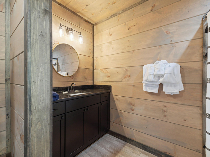 Bathroom 3, S'more Splashing by Smoky Cove Resort, Sevier