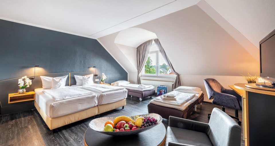 Bedroom 4, PLAZA INN Heidehof, Celle