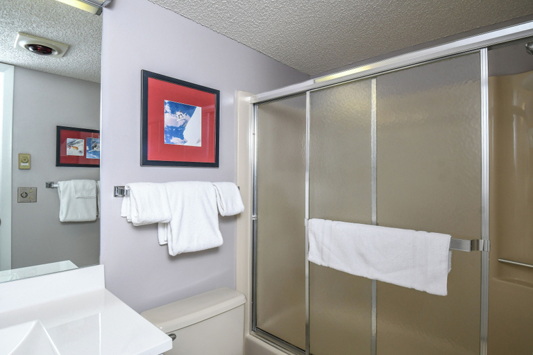 Bathroom 4, Pivots & Divots by Taylor Made Deep Creek, Garrett