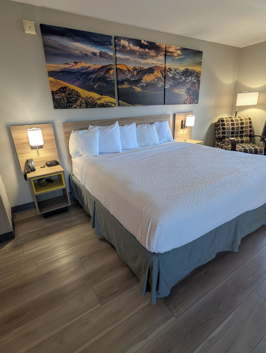 Bedroom 3, Days Inn & Suites by Wyndham Castle Rock, Douglas