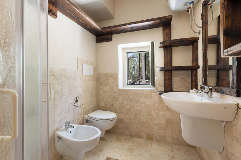 Bathroom 4, Trulli Ion, Brindisi