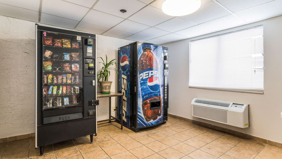 Food & Drinks 5, Motel 6 Elk Grove Village, IL, Cook