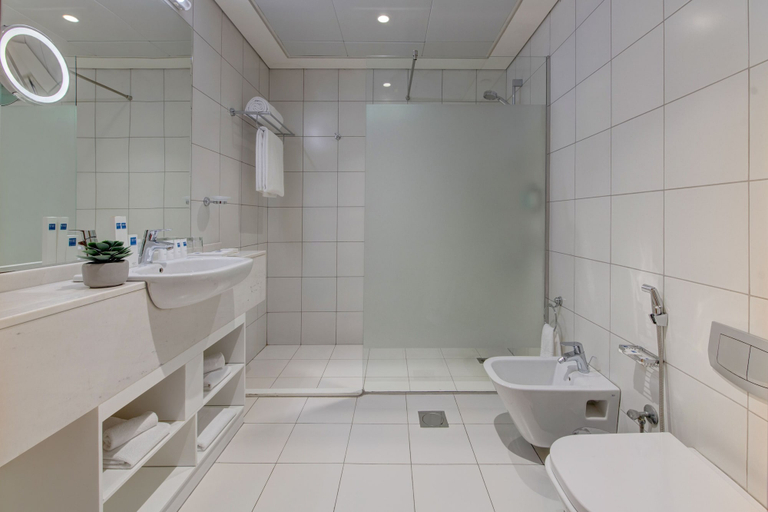 Bathroom 5, TRYP by Wyndham Abu Dhabi City Centre, Abu Dhabi City
