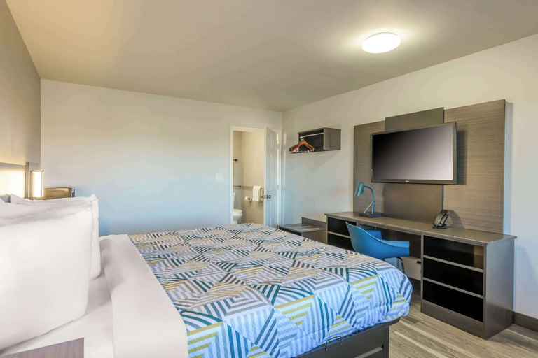 Bedroom 5, Motel 6 Commerce, GA, Banks
