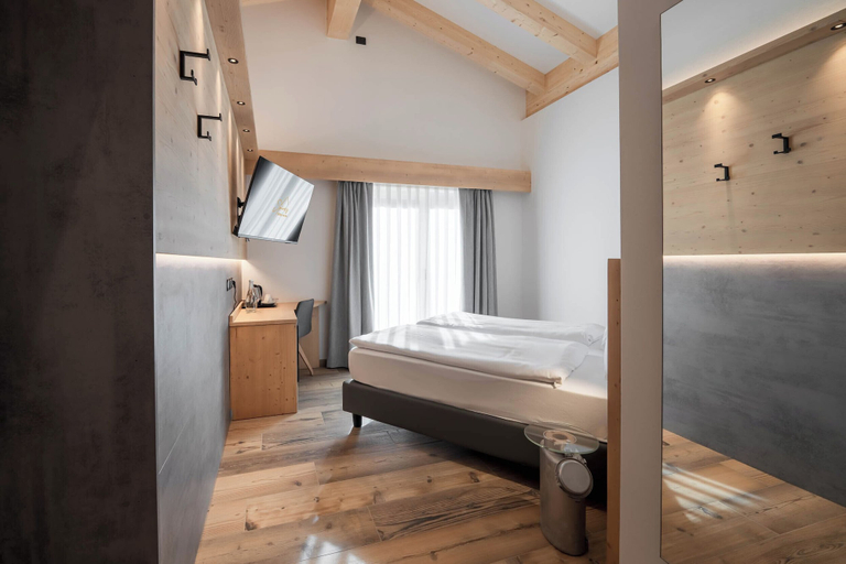 Bedroom 2, Spires Hotel, Trento