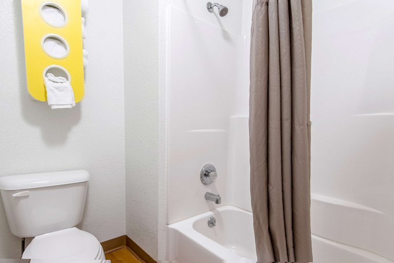 Bathroom 3, Motel 6 Bakersfield, CA - Central, Kern