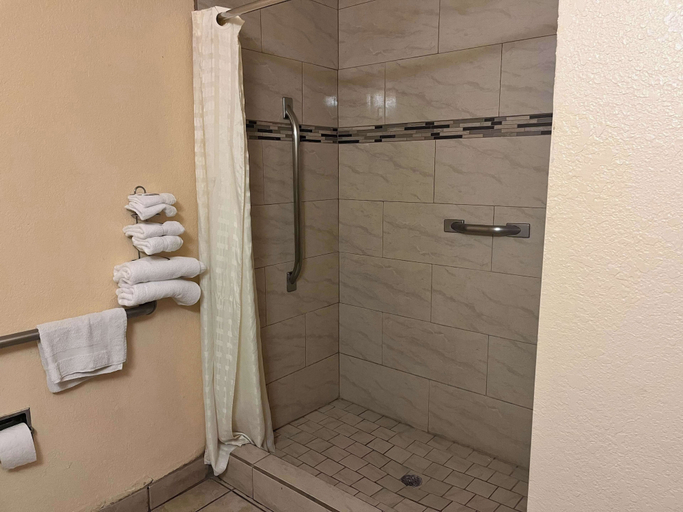 Bathroom 4, Motel 6 Deming, NM, Luna