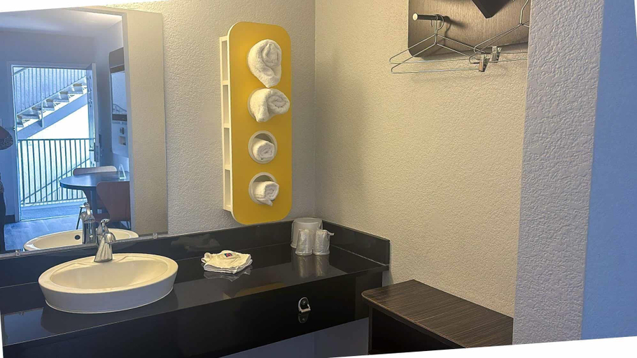 Bathroom 4, Hotel B5 Watsonville, CA - Monterey Area, Santa Cruz