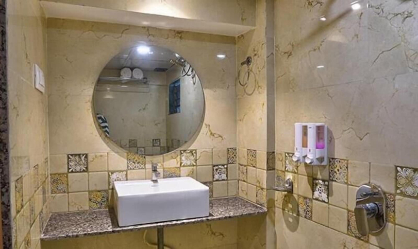 Bathroom 5, FabHotel Saineel I, Mumbai Suburban
