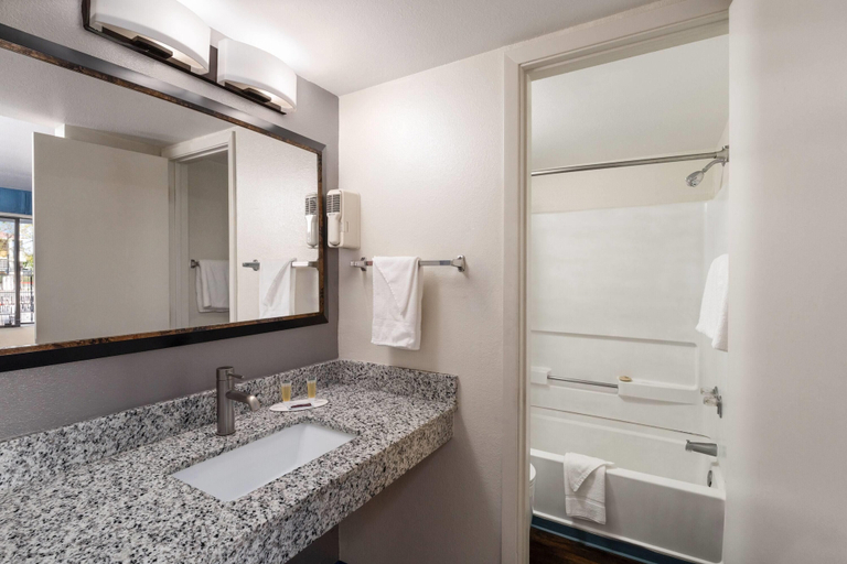 Bathroom 5, Travelodge by Wyndham Albuquerque West, Bernalillo