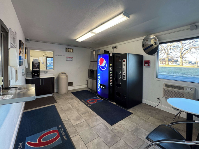 Others 5, Motel 6 Janesville, WI, Rock