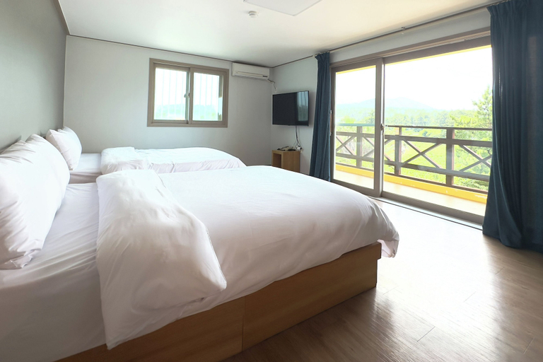Bedroom 3, Whinstone Hotel and Resort, Jeju