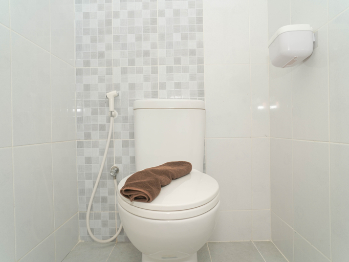 Bathroom 4, Functional Studio with Murphy Bed at Tokyo Riverside PIK 2 Apartment By Travelio, Tangerang