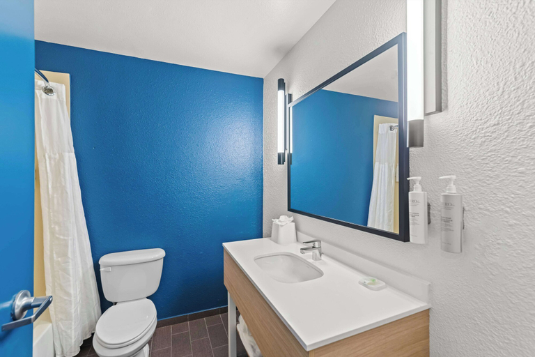 Bathroom 4, Spark by Hilton Killeen, Bell