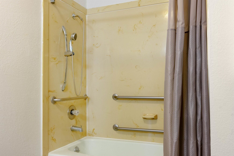 Bathroom 3, Studio 6 Alexandria, LA, Rapides