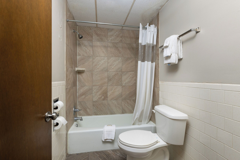 Bathroom 4, Days Inn by Wyndham Wheatland, Platte