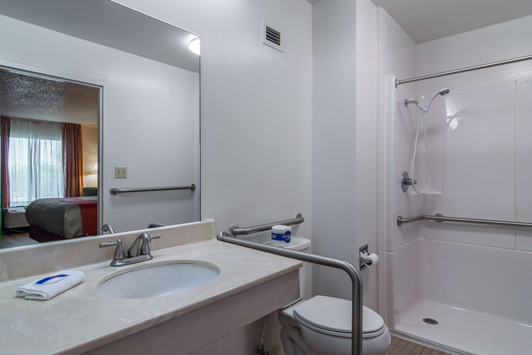 Bathroom, Motel 6 Waycross GA, Ware