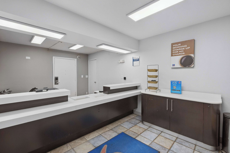 Bathroom 4, Motel 6 Normal, IL - Bloomington Area, McLean