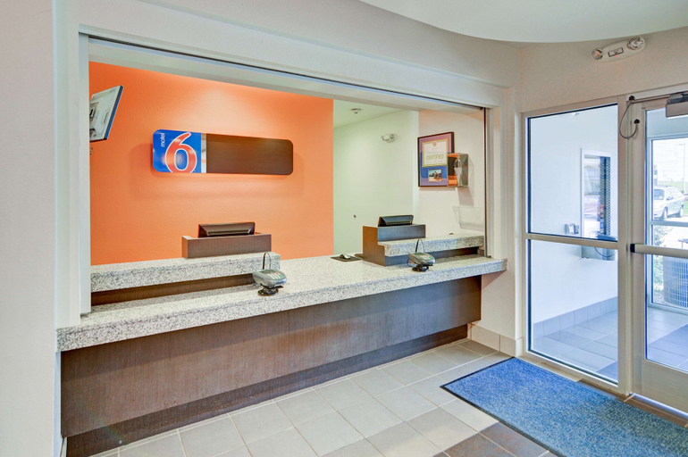 Bathroom 3, Motel 6 Roanoke, TX - Northlake - Speedway, Denton