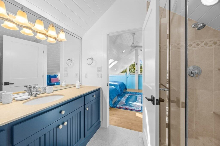 Bathroom 3, Amarelo Sol 4 Bedroom Home by RedAwning, Lee