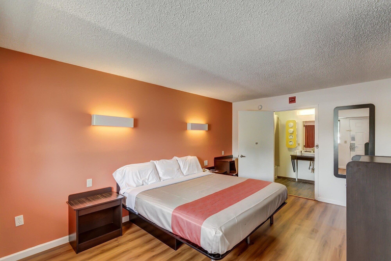 Bedroom 3, Motel 6 Berea, KY, Madison