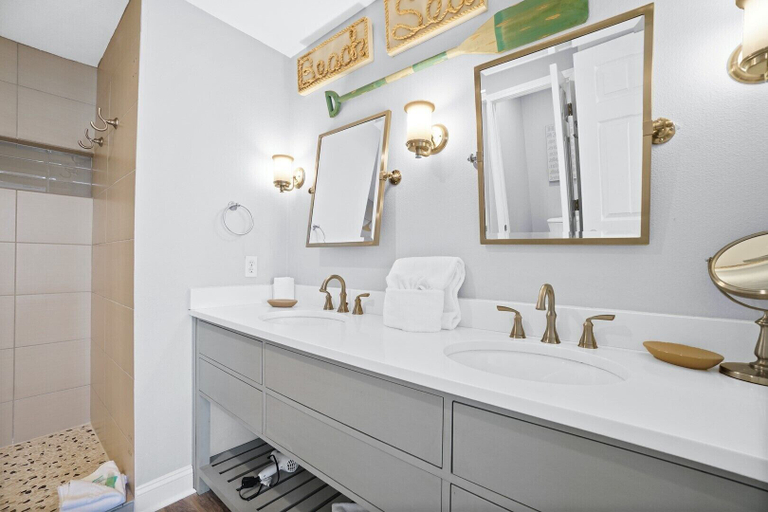 Bathroom 5, Crystal Dunes Beach Resort by Panhandle Getaways, Okaloosa