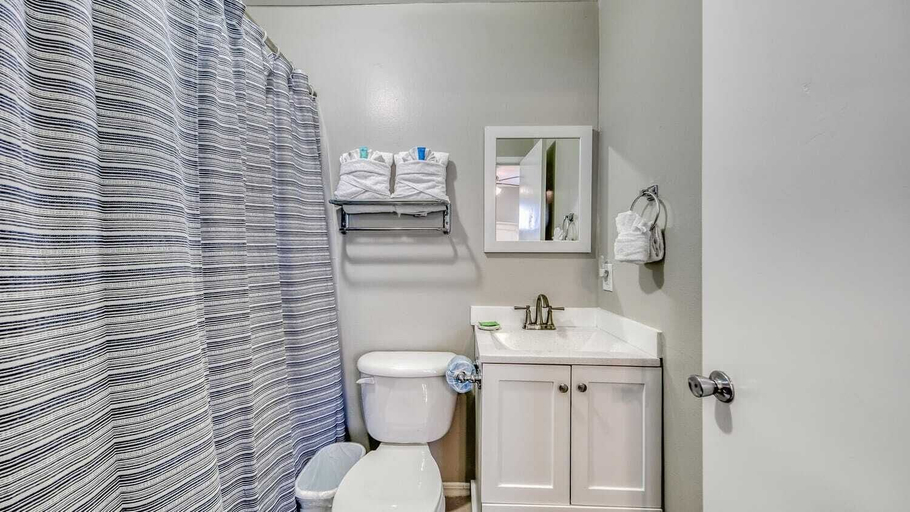 Bathroom 4, Weekender by Avantstay Gorgeous Beach Front Home w/ Ocean View, Walton