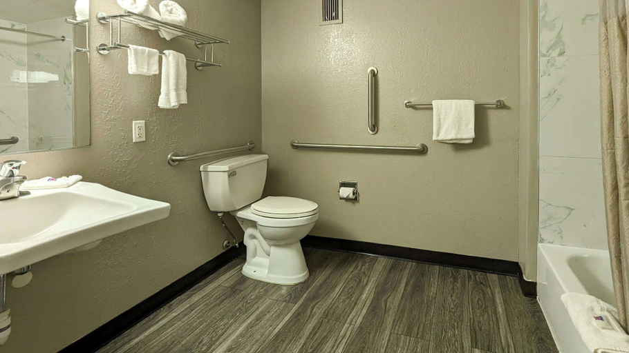 Bathroom 4, Motel 6 Danvers, MA - Boston North, Essex