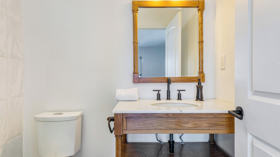 Bathroom 4, Honeypot by Avantstay Indoor Pool & Hot Tub, San Bernardino
