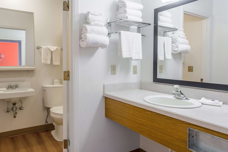 Bathroom 4, Motel 6 Madras, OR, Jefferson