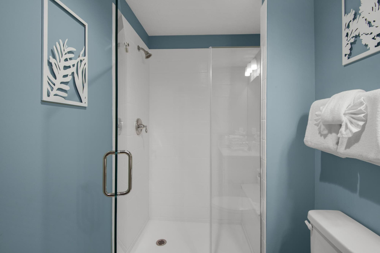Bathroom 4, Calypso 3-708, Bay