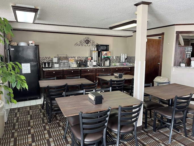 Food & Drinks 5, Mid Rest Inn Lexington NE I-80, Dawson