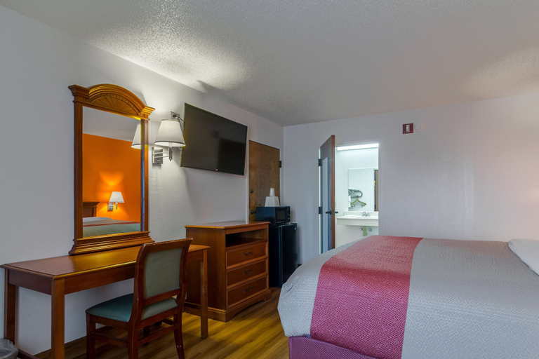 Bedroom 2, Motel 6 Waycross GA, Ware