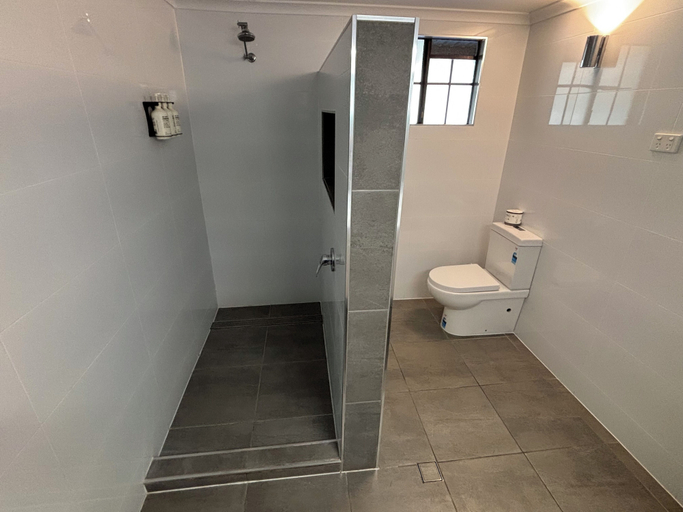 Bathroom 3, Shakespeare Motel, Mackay - Pt A