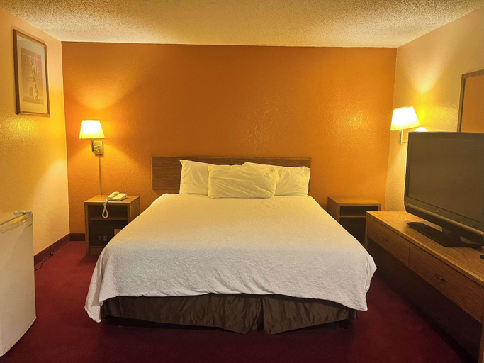 Bedroom 3, Motel 6 Deming, NM, Luna