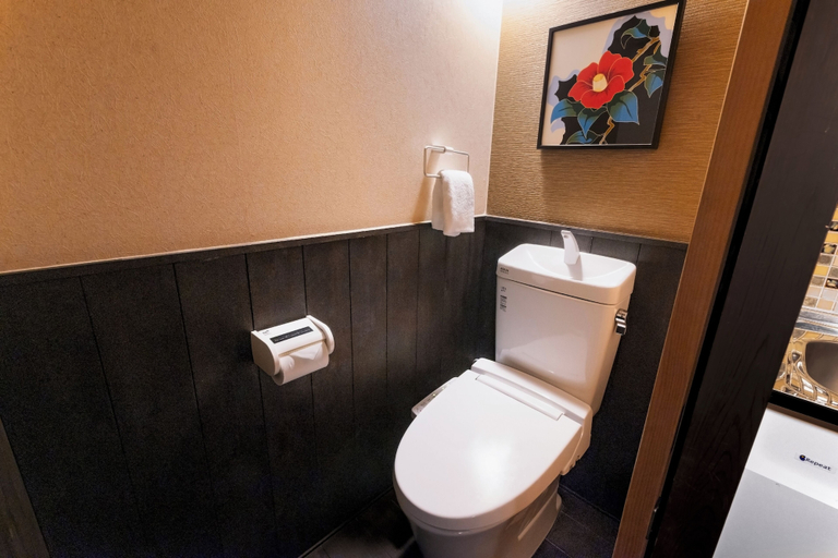 Bathroom 4, Rinn Kujoharikoji 59, Kyoto