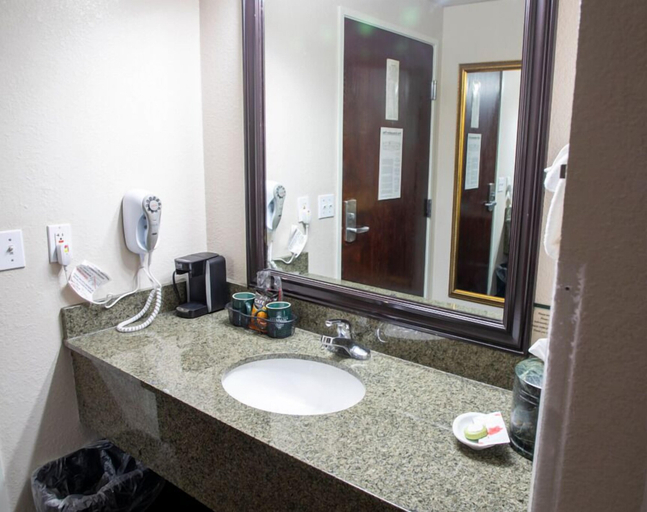 Bathroom 4, Hotel Grand Victorian, Taney