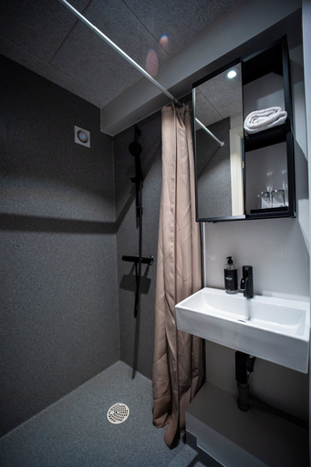 Bathroom 4, Hotel Djurhuus, Tórshavn