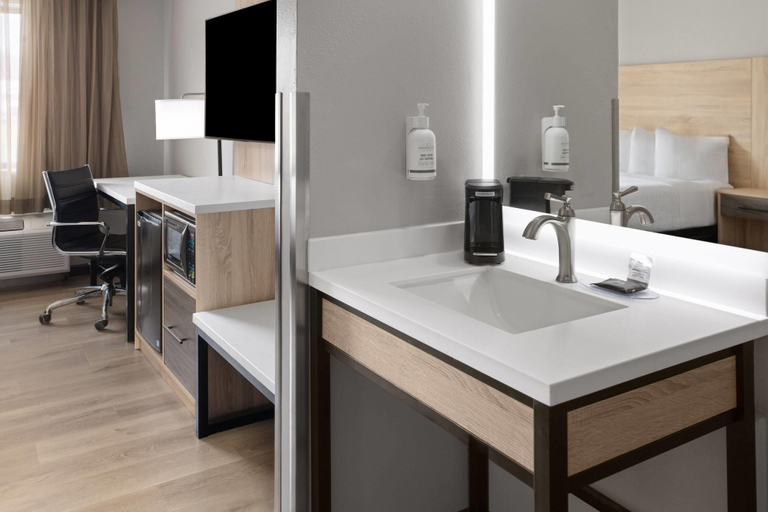 Bathroom 4, La Quinta Inn & Suites by Wyndham Mansfield OH, Richland