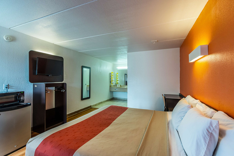 Bedroom 3, Motel 6 Cleveland, TX, Liberty
