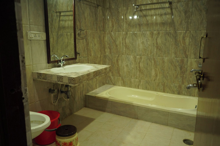 Bathroom, Hotel Shree Krishna Jungle Resort, Chhatarpur