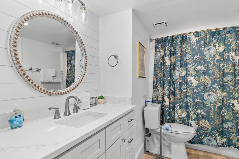 Bathroom 4, Beach House 502d, Walton