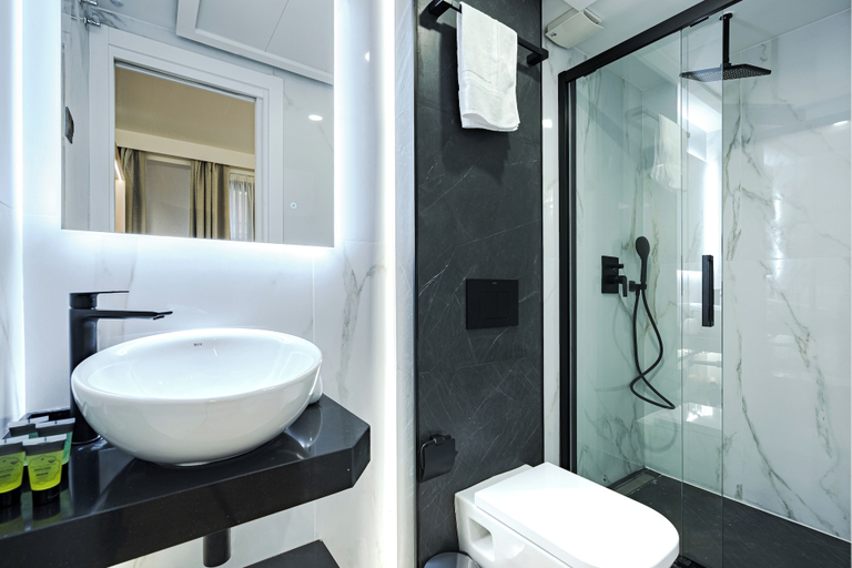 Bathroom 2, Feelathome Ventas Suites, Madrid