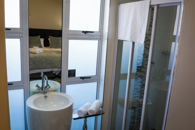 Bathroom, Grey Manor Guesthouse, Dr Kenneth Kaunda