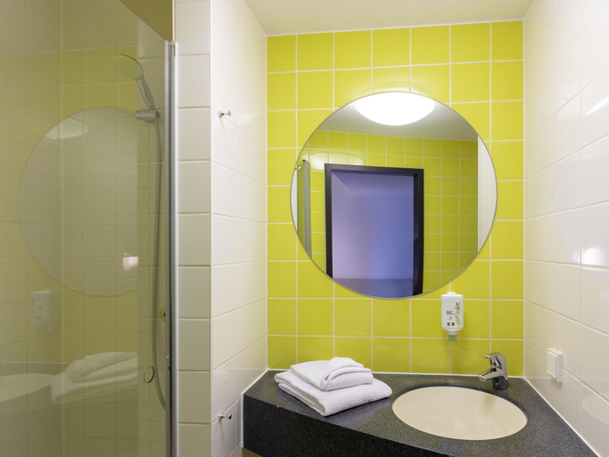 Bathroom 5, B&B Hotel Oberhausen am Centro, Oberhausen