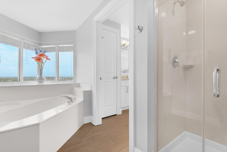 Bathroom 4, Boardwalk 1801, Bay