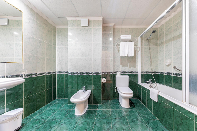 Bathroom 5, Port Europa Hotel, Alicante