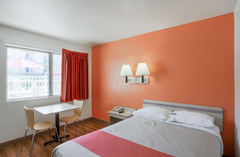 Bedroom 3, Motel 6 Medford, OR, Jackson